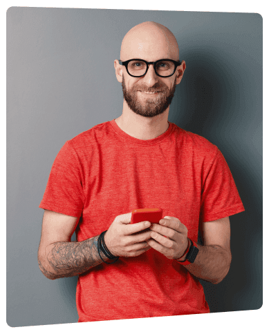 Créateur ou artisan utilisant son smartphone